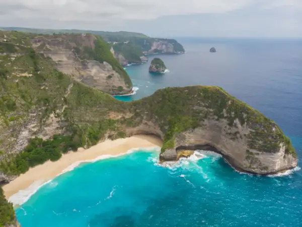 Spektakularne klify i turkusowa woda otaczają ukrytą plażę, jedno z najpiękniejszych miejsc na **plaze bali**.